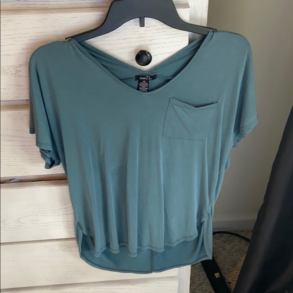 Short sleeve crew neck. Flowy. Longer in back